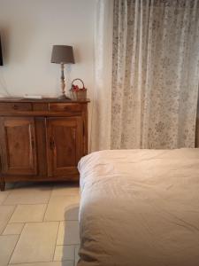 Cama o camas de una habitación en Maison d'Edouard, Le Petit Drômois