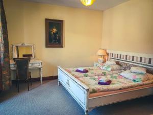 una camera da letto con un letto, una scrivania e uno specchio di Apartamenty nad Wisłą Renesans a Wisła