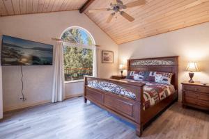 Ένα ή περισσότερα κρεβάτια σε δωμάτιο στο 100 Pines Ranch #2005 by Big Bear Vacations