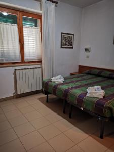 A bed or beds in a room at Osteria dei Locandieri