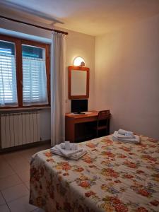 A bed or beds in a room at Osteria dei Locandieri