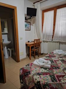 A bed or beds in a room at Osteria dei Locandieri