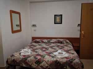 A bed or beds in a room at Osteria dei Locandieri