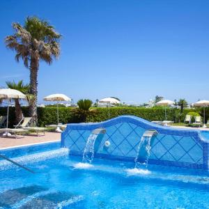 a swimming pool with water shooting out of it at Hotel Albatros in Ischia