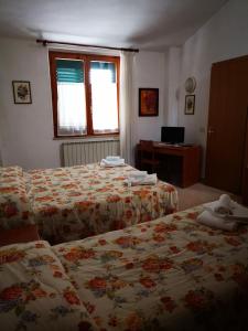 A bed or beds in a room at Osteria dei Locandieri