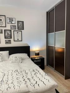 ein Schlafzimmer mit einem großen weißen Bett und einem Fenster in der Unterkunft Rest time in Zagreb