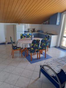 uma cozinha e sala de jantar com mesa e cadeiras em Apartmani Branka em Rtina