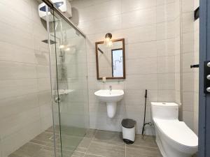 La salle de bains est pourvue d'un lavabo, de toilettes et d'un miroir. dans l'établissement Daisy House, à Tuy Hoa