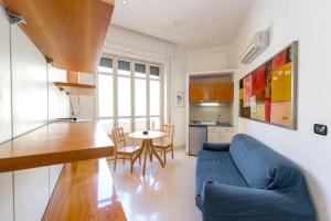a living room with a blue couch and a table at Residence Arco Antico in Syracuse