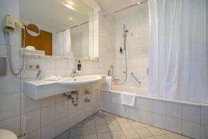 Koupelna v ubytování Aktiv Hotel Schweiger + 29 fotografií