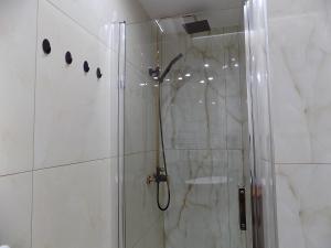 Kúpeľňa v ubytovaní Apartament nr 4 U Miśka z dwoma sypialniami