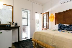 a bedroom with a large bed and a window at Kliphuijs Richmond in Richmond