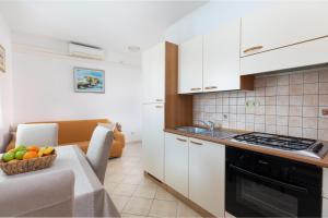 Kuchyň nebo kuchyňský kout v ubytování Cozy 1-bedroom apartment near the center of Trogir + 10 fotografií