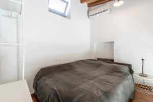 Ένα ή περισσότερα κρεβάτια σε δωμάτιο στο To Hani - Kamara Studio