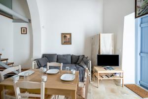 - un salon avec une table et un canapé dans l'établissement To Hani - Kamara Studio, à Nicosie