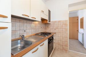 Kuchyň nebo kuchyňský kout v ubytování Cozy 1-bedroom apartment near the center of Trogir