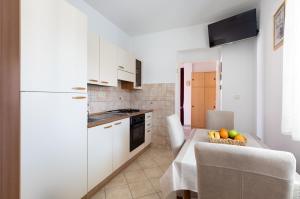 Kuchyň nebo kuchyňský kout v ubytování Cozy 1-bedroom apartment near the center of Trogir