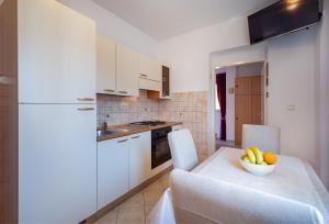 Kuchyň nebo kuchyňský kout v ubytování Cozy 1-bedroom apartment near the center of Trogir