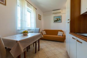 Posezení v ubytování Cozy 1-bedroom apartment near the center of Trogir