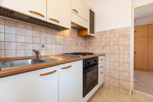 Kuchyň nebo kuchyňský kout v ubytování Cozy 1-bedroom apartment near the center of Trogir