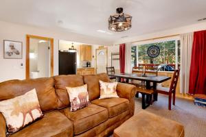 Gallery image of Montana Cabin - 1938 by Big Bear Vacations in Big Bear City