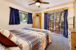 Cama o camas de una habitación en Montana Cabin - 1938 by Big Bear Vacations