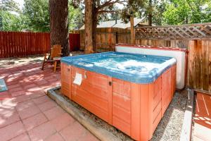 Gallery image of Montana Cabin - 1938 by Big Bear Vacations in Big Bear City +11 photos