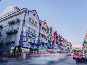 uma movimentada rua da cidade com carros e edifícios em GM Metro at Sunway em Petaling Jaya