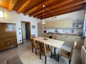 una cucina con tavolo e sedie in una stanza di Garda Lake - Appartamenti a Castelnuovo del Garda