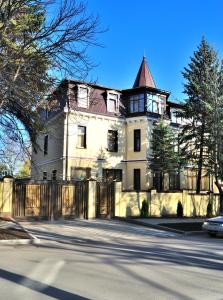 エッセントゥキにあるSanatoriy Imeni Anzhievskogo - Korpus Villa Germanの大白い家