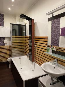Un baño con bañera, lavabo e inodoro. en Ferienwohnung an der Sesselbahn, en Cochem 7 fotos más