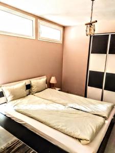 um quarto com uma cama grande num quarto em Апартамент "Скален венец" em Veliko Tarnovo