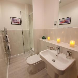 Um banheiro em DOLLARBEG CASTLE - The Tower - Luxury Apartment