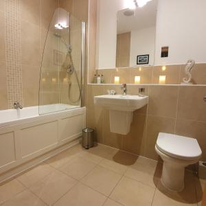 Um banheiro em DOLLARBEG CASTLE - The Tower - Luxury Apartment