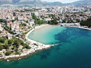 een luchtzicht op een strand en een stad bij Downtown luxury apartment Emili in Split