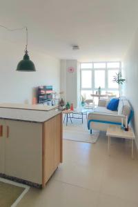 un salon avec un canapé et une table dans l'établissement A casa da sardiña. Unha parada no Atlántico, à Fisterra