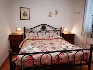 A bed or beds in a room at Osteria dei Locandieri