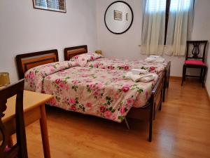 A bed or beds in a room at Osteria dei Locandieri