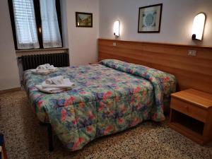A bed or beds in a room at Osteria dei Locandieri