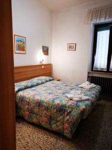 A bed or beds in a room at Osteria dei Locandieri