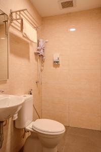ein Bad mit einem WC, einem Waschbecken und einer Dusche in der Unterkunft GM Metro at Sunway in Petaling Jaya