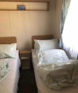 Łóżko lub łóżka w pokoju w obiekcie Newquay bay resort 127 cornwall