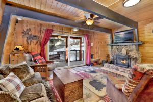 ein Wohnzimmer mit Couch und Kamin in der Unterkunft Wolf Cub Cabin - 1946 by Big Bear Vacations in Big Bear Lake