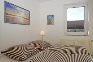 クックスハーフェンにあるHaus Knechtsand 431のベッドルーム1室(枕2つ、窓付)