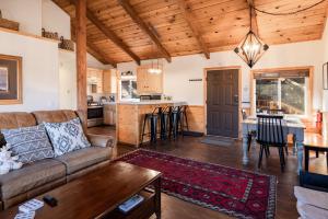 Ảnh trong thư viện ảnh của Black Oak Cabin #1977 by Big Bear Vacations ở Big Bear Lake