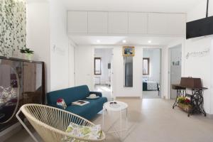 聖安吉洛的住宿－Estate4home - Casa Luigino，客厅配有蓝色的沙发和椅子