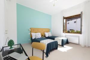1 dormitorio con 1 cama y escritorio con ordenador portátil en Estate4home - Casa Luigino en Sant'Agnello