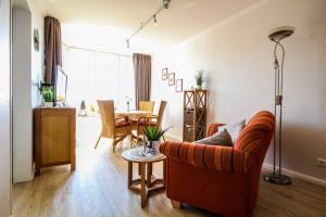 uma sala de estar com um sofá e uma mesa em Knechtsand 433 em Cuxhaven