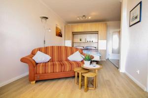 uma sala de estar com um sofá e uma mesa em Knechtsand 433 em Cuxhaven