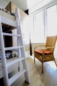 um beliche com uma cadeira e uma escada num quarto em Knechtsand 433 em Cuxhaven